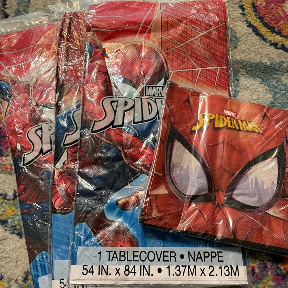3 Spider-Man table cloths and 16 napkins